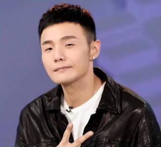 眉毛淡眼睛小的男性