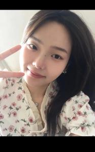 山根偏右有痣的女人